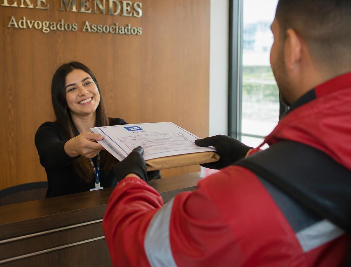 Entrega de documentos feita por motoboy da ADRN Express